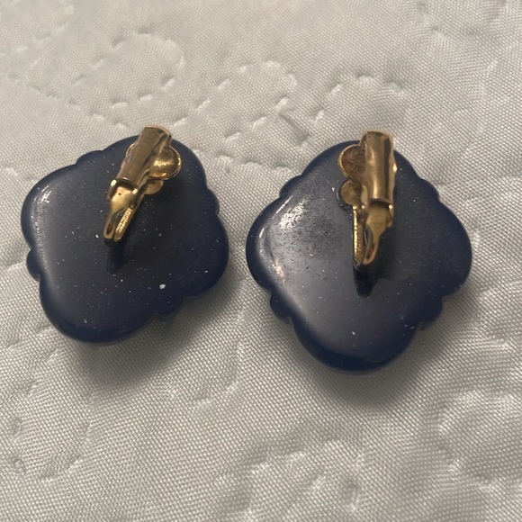 Set of 2 Vintage Clip On Earrings - Picture 5 of 11